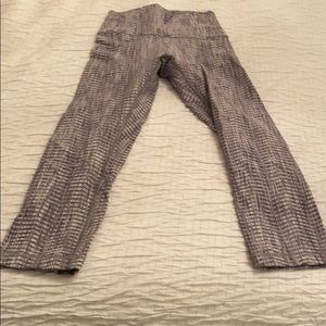 Lululemon wonder under crop leggings